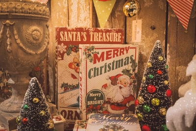 圣诞老人的宝藏和圣诞快乐招牌板
